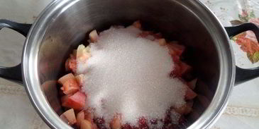 компот из персиков и красной смородины