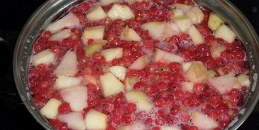 компот из персиков и красной смородины