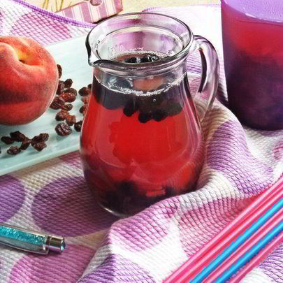 Компот из ревеня, черноплодки и изюма