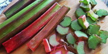 компот из ревеня, черноплодки и изюма