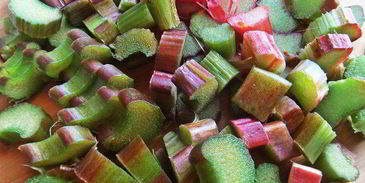 компот из ревеня, черноплодки и изюма