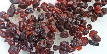 компот из ревеня, черноплодки и изюма