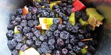 компот из ревеня, черноплодки и изюма