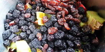 компот из ревеня, черноплодки и изюма