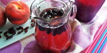 компот из ревеня, черноплодки и изюма