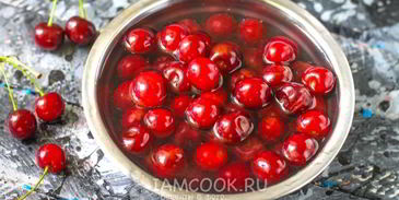 компот из вишни с косточками на зиму