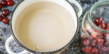 компот из вишни с косточками на зиму