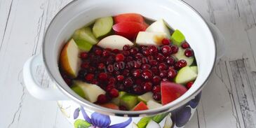 компот из яблок и клюквы