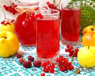 Компот с яблоками, малиной, калиной и айвой