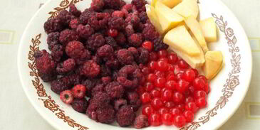 компот с яблоками, малиной, калиной и айвой