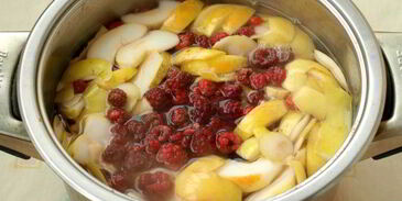 компот с яблоками, малиной, калиной и айвой