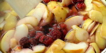 компот с яблоками, малиной, калиной и айвой