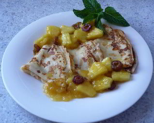 Миндальные блинчики с компотом из ананаса, фиников и ванили