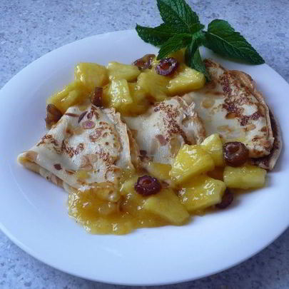 Миндальные блинчики с компотом из ананаса, фиников и ванили