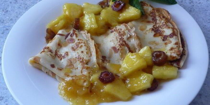 Рецепт миндальных блинчиков с компотом из ананаса, фиников и ванили