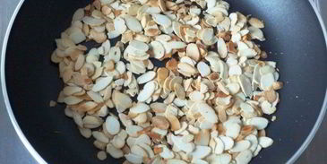 миндальные блинчики с компотом из ананаса, фиников и ванили