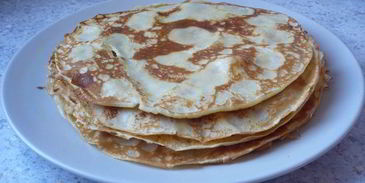 миндальные блинчики с компотом из ананаса, фиников и ванили