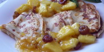 миндальные блинчики с компотом из ананаса, фиников и ванили