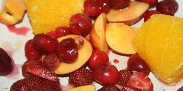 нектариновый компот с черешней, клубникой и апельсином