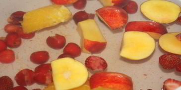 нектариновый компот с черешней, клубникой и апельсином