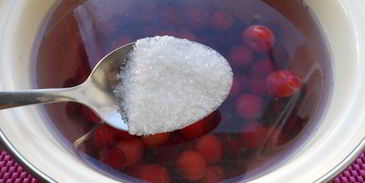 вишневый компот с ягодами йошты и апельсином