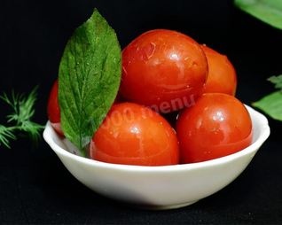 Красные помидоры квашеные в кастрюле