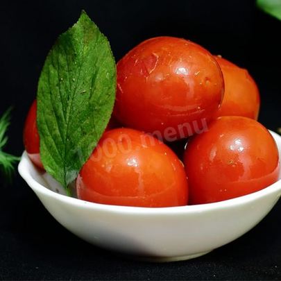 Красные помидоры квашеные в кастрюле