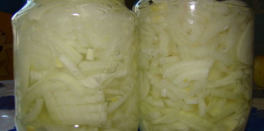 Рецепт маринованного лука на зиму полукольцами