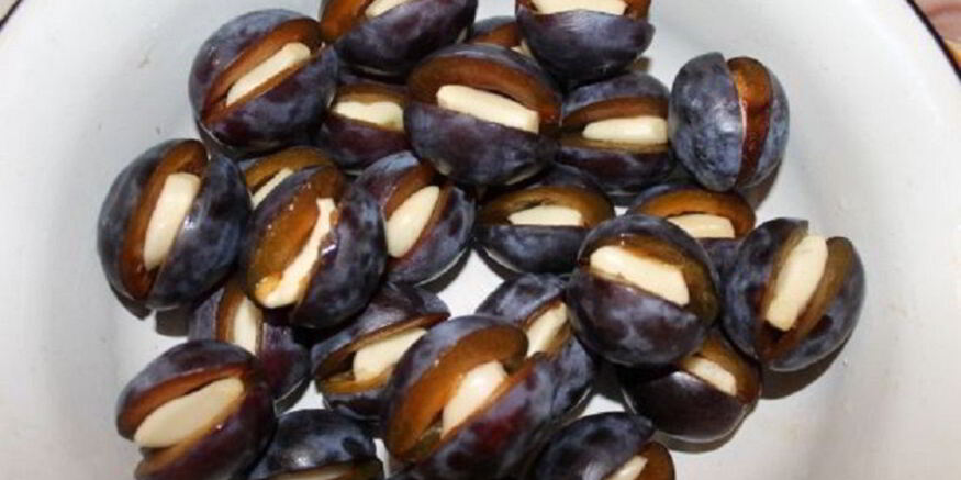 Рецепт маринованных слив с чесноком