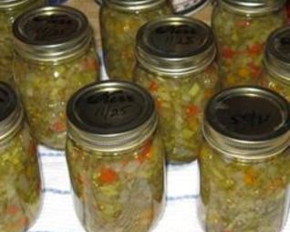 Салат-заготовка из зеленых помидоров, перца, морковки и лука