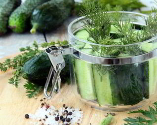 Быстрые малосольные огурцы с горчицей