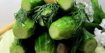 малосольные огурчики в минеральной воде