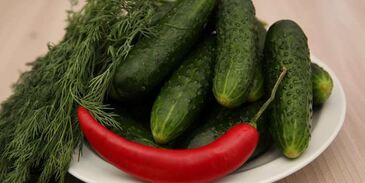 малосольные огурцы на минеральной воде