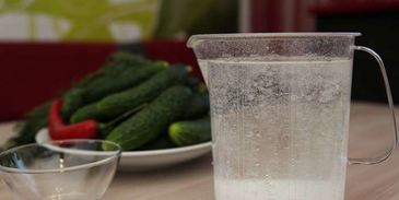 малосольные огурцы на минеральной воде