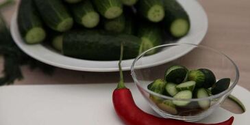 малосольные огурцы на минеральной воде