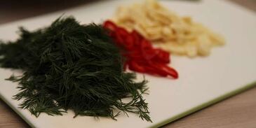 малосольные огурцы на минеральной воде