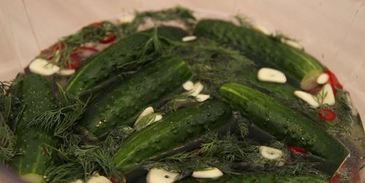 малосольные огурцы на минеральной воде