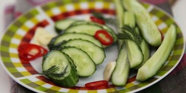 малосольные огурцы на минеральной воде