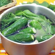 Рецепт Малосольных огурцов с листьями ежевики