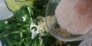 малосольные огурцы в минералке