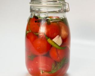 Малосольные томаты с перцем чили