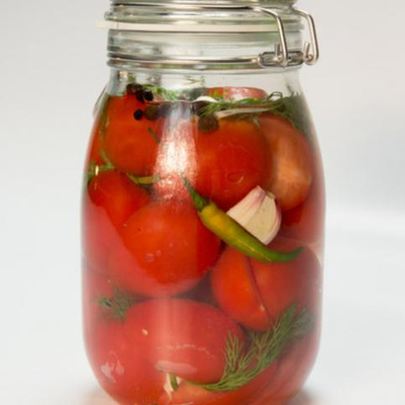 Малосольные томаты с перцем чили