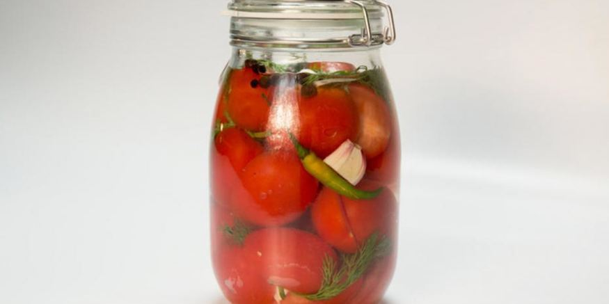 Рецепт малосольных томатов с перцем чили