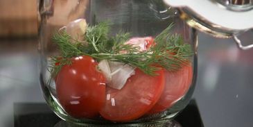 малосольные томаты с перцем чили