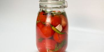 малосольные томаты с перцем чили