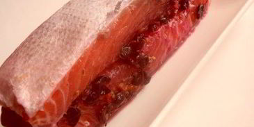 семга малосольная с черной смородиной