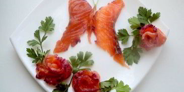 семга малосольная с черной смородиной