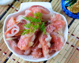 Соленая горбуша в масле с луком