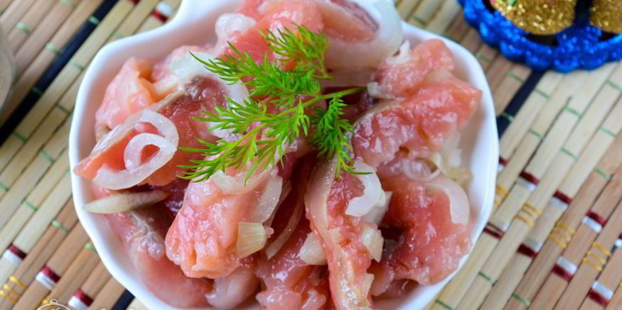 Рецепт соленой горбуши в масле с луком