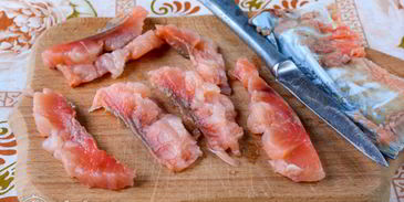 соленая горбуша в масле с луком